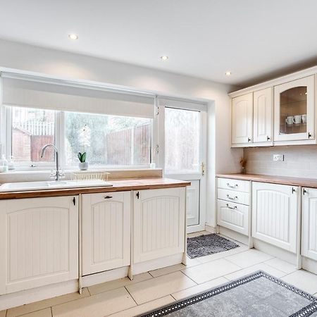 Liverpool Home With Free Parking West Derby Eksteriør billede