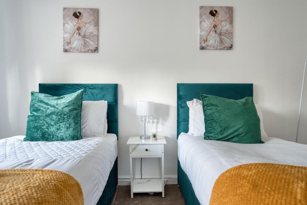 Liverpool Home With Free Parking West Derby Eksteriør billede
