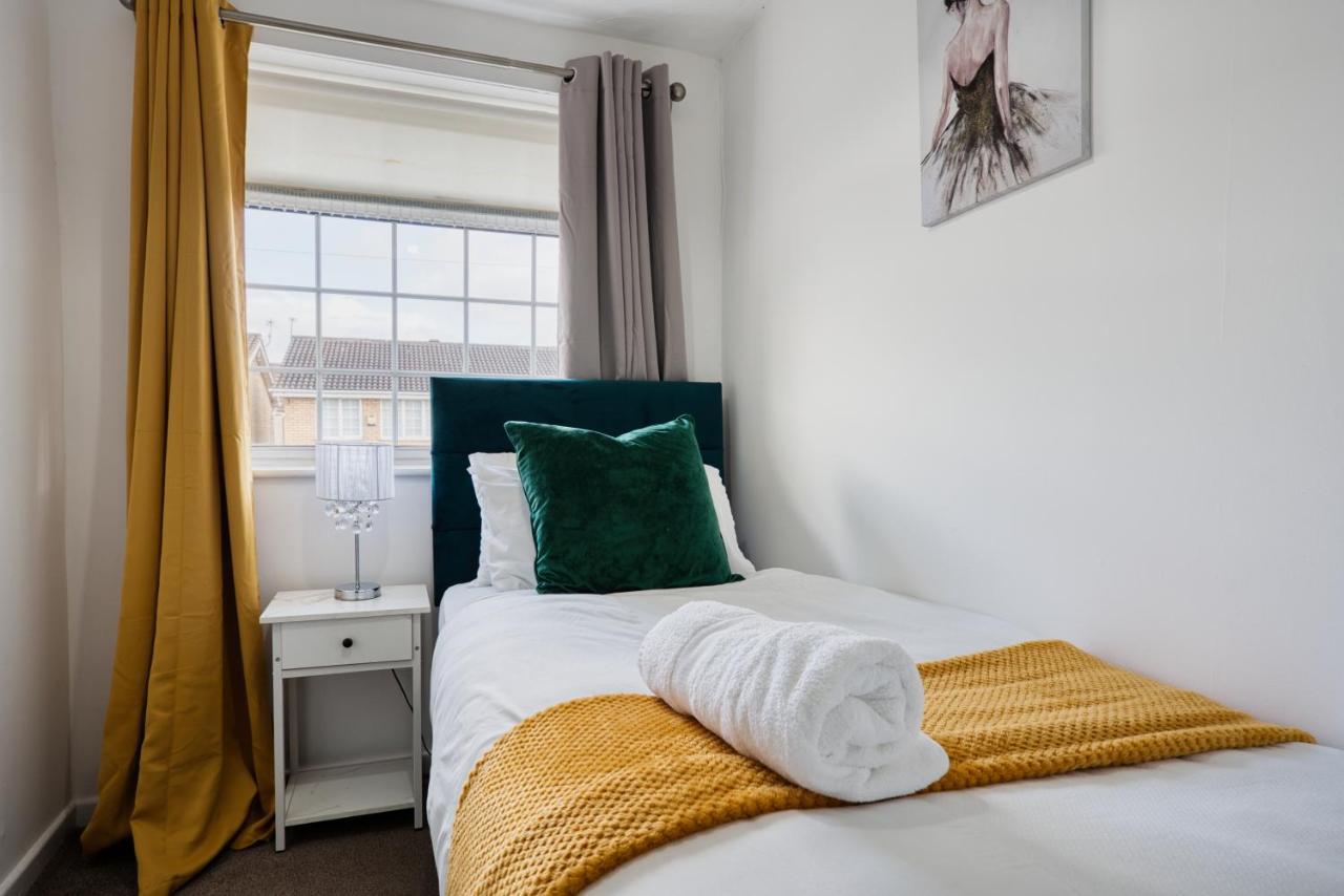 Liverpool Home With Free Parking West Derby Eksteriør billede
