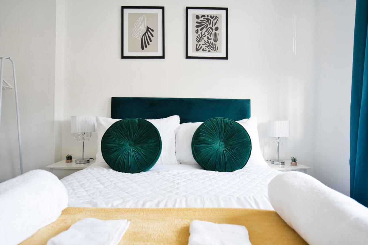 Liverpool Home With Free Parking West Derby Eksteriør billede