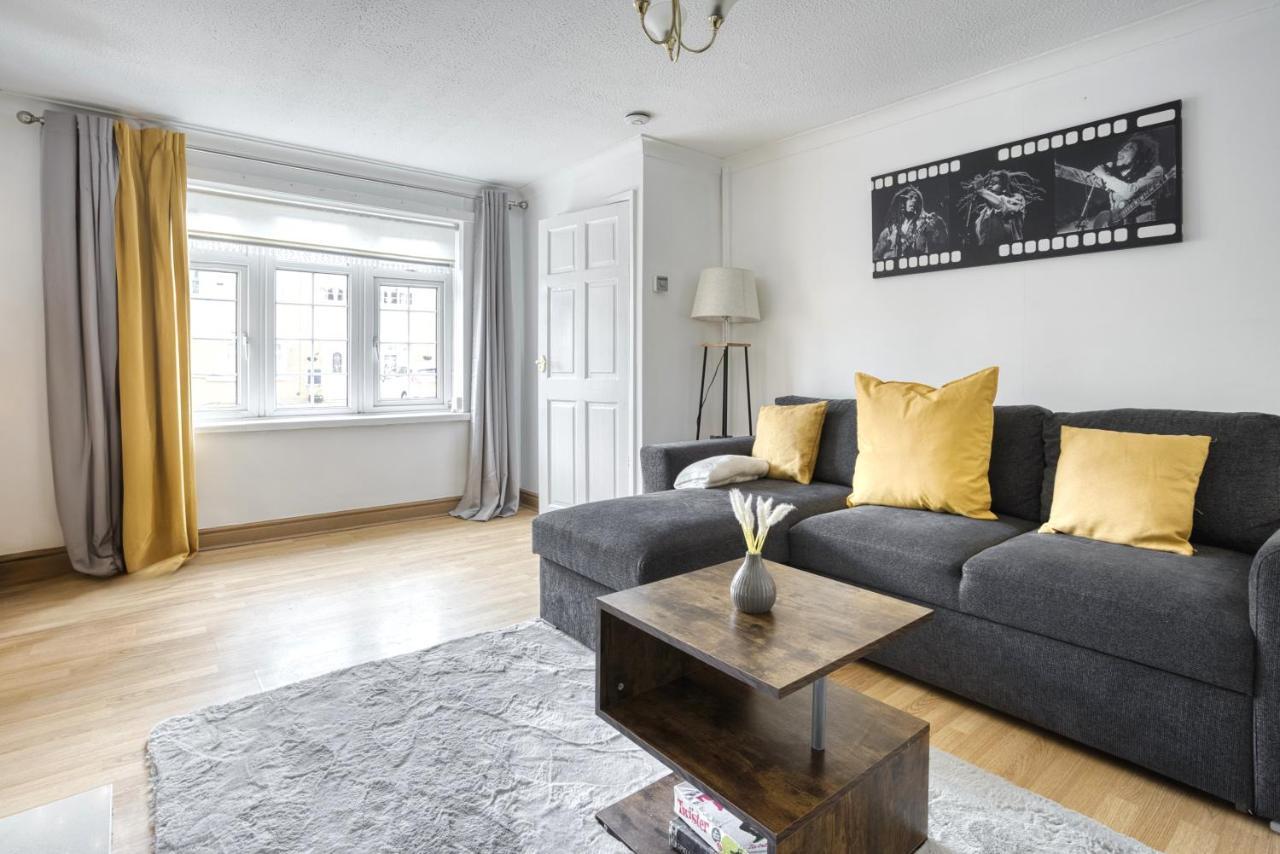 Liverpool Home With Free Parking West Derby Eksteriør billede