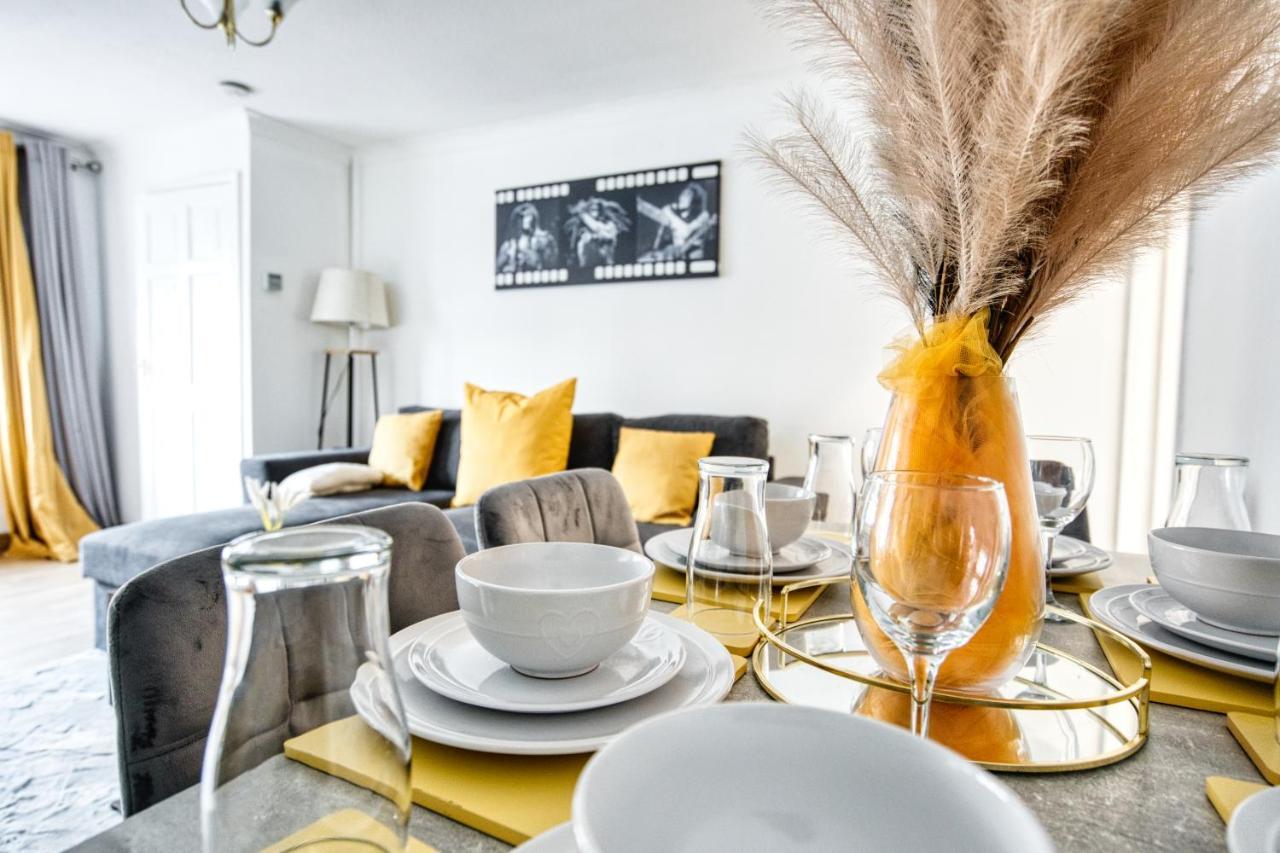 Liverpool Home With Free Parking West Derby Eksteriør billede