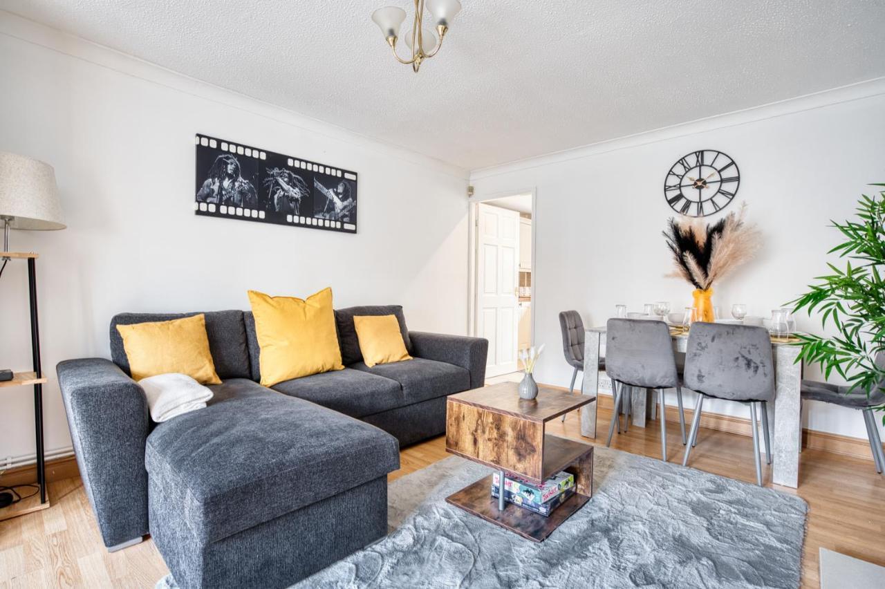 Liverpool Home With Free Parking West Derby Eksteriør billede