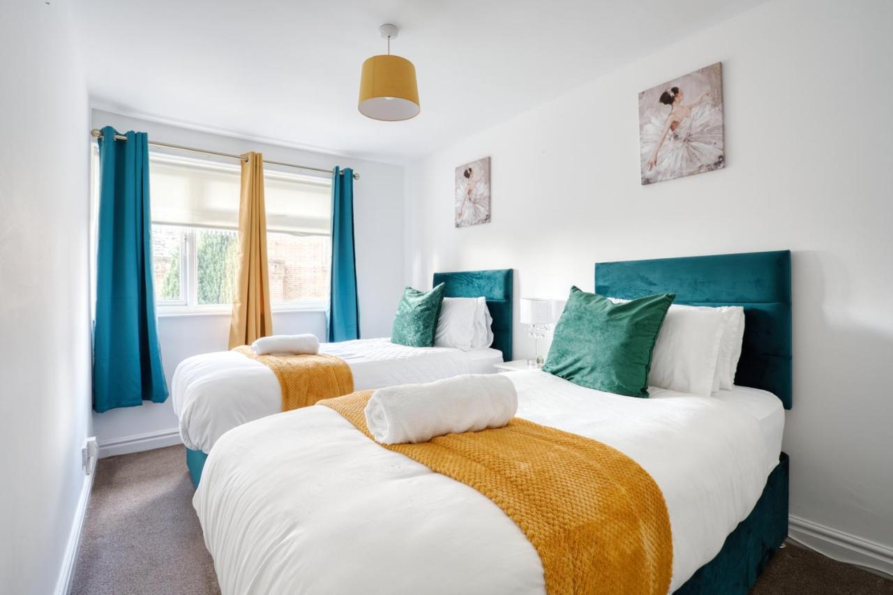 Liverpool Home With Free Parking West Derby Eksteriør billede