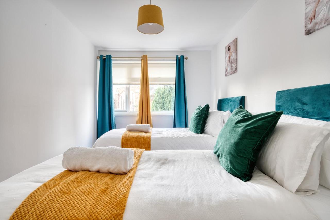 Liverpool Home With Free Parking West Derby Eksteriør billede